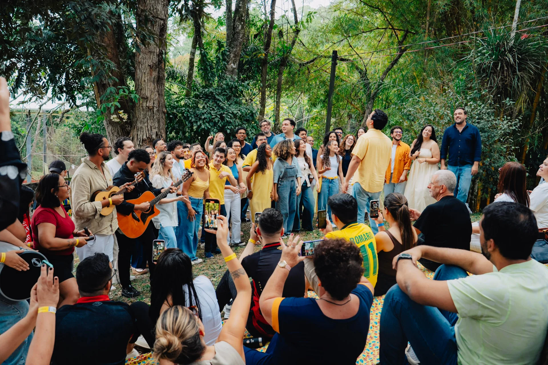 Músicos e público reunidos em uma celebração coletiva do Nossa Música Brasileira