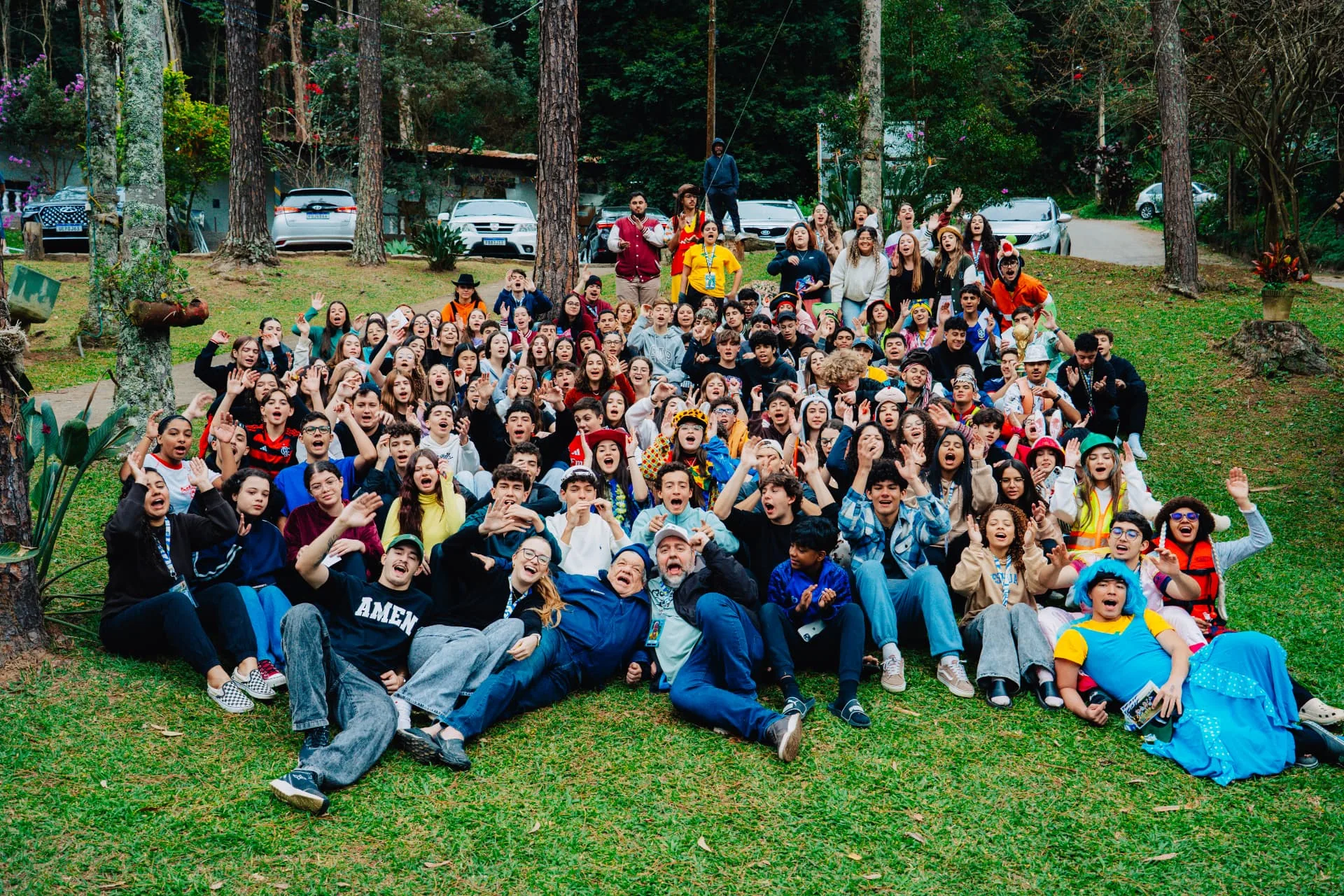 Grande grupo de adolescentes e equipe reunido ao final de uma Temporada Teens