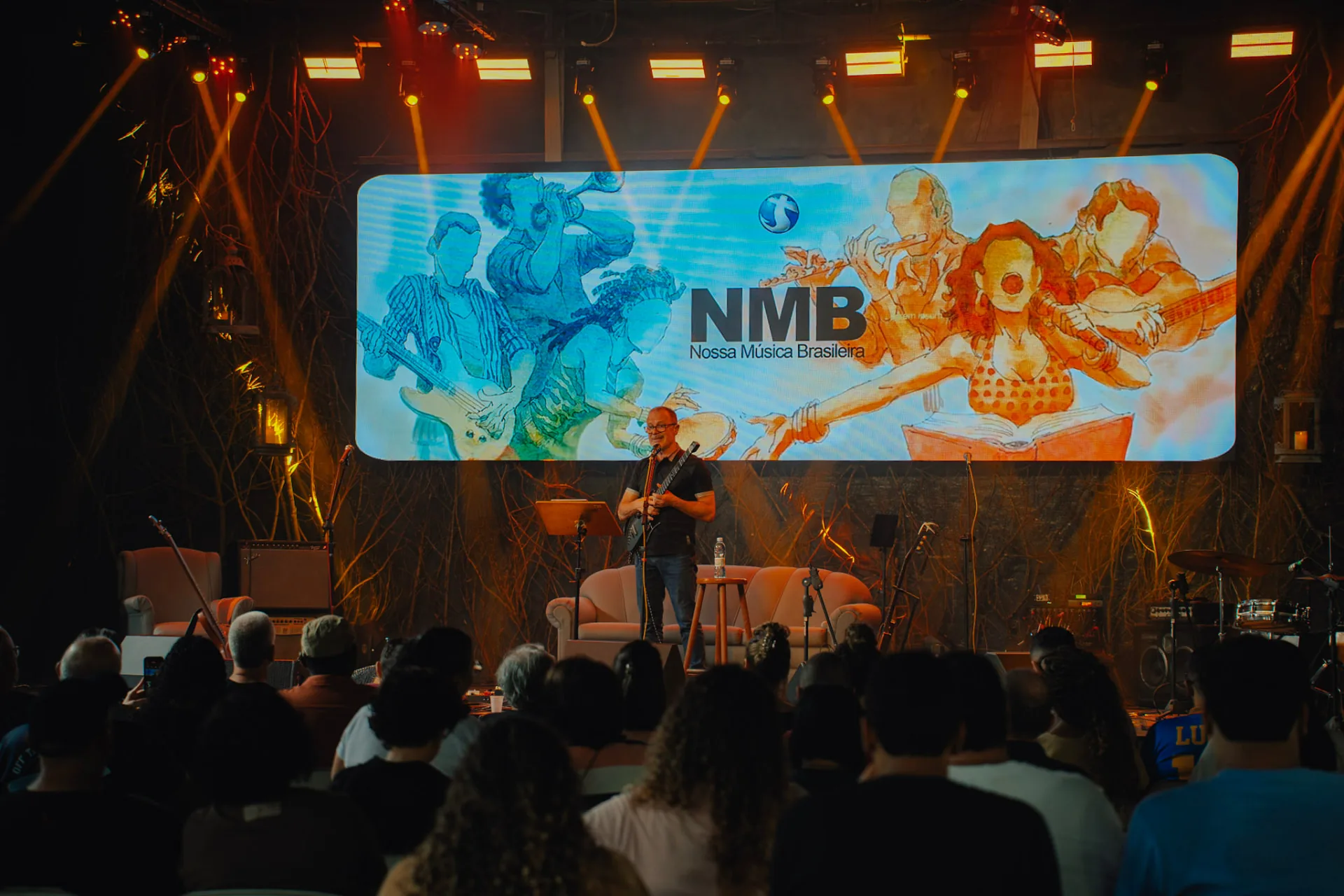 Público acompanhando uma reflexão no palco do Nossa Música Brasileira