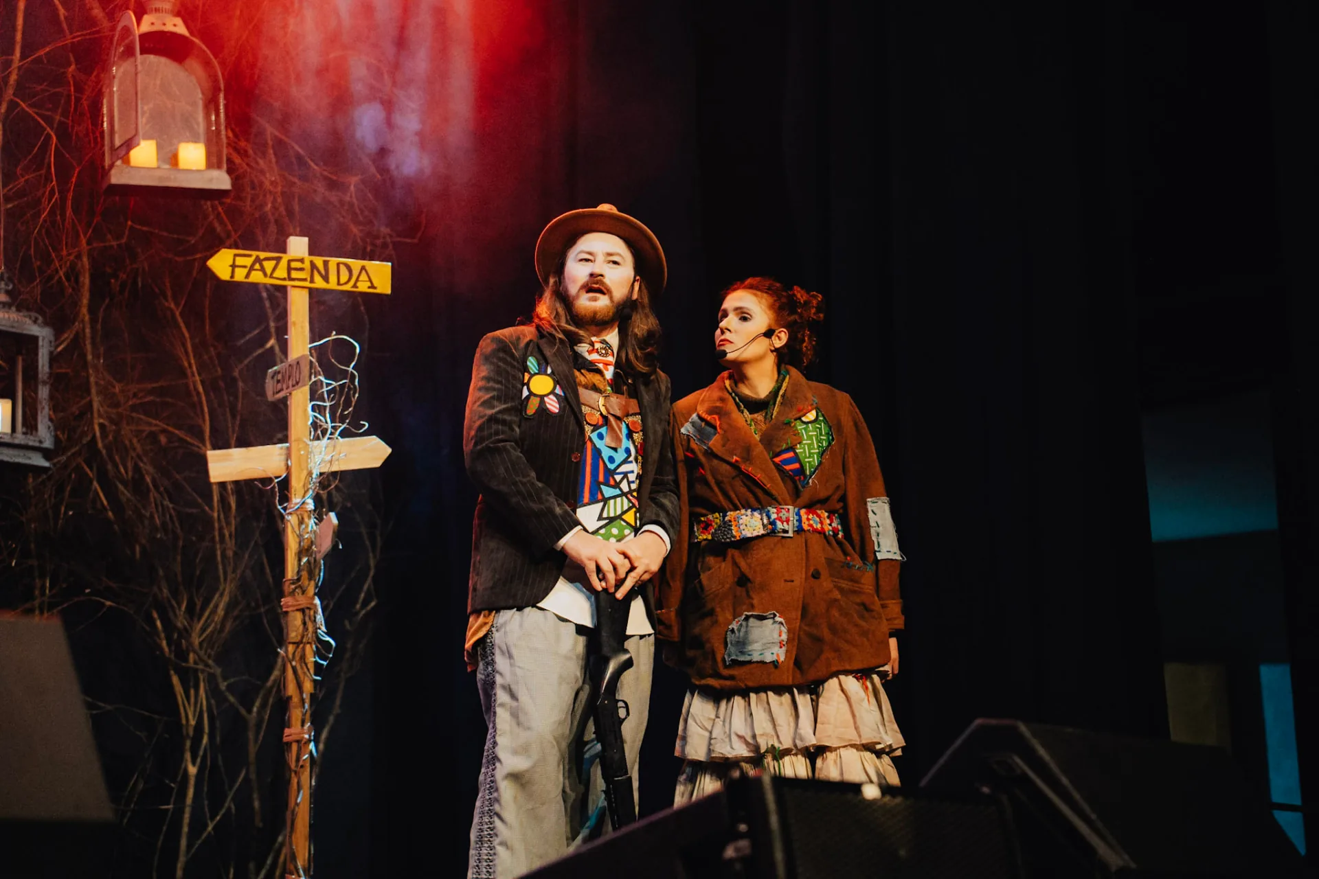 Dupla em cena durante uma apresentação teatral no Nossa Música Brasileira