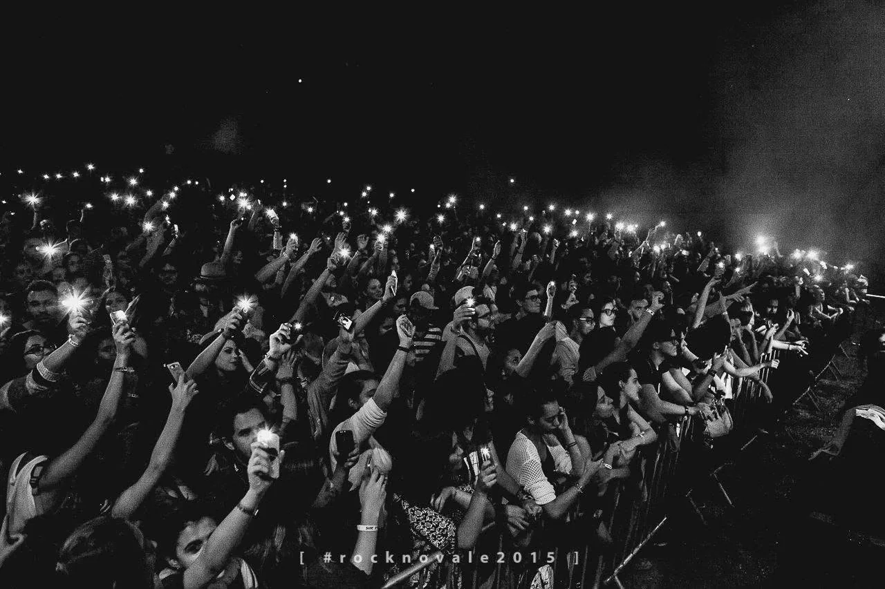 Multidão com as luzes dos celulares acesas no Rock no Vale
