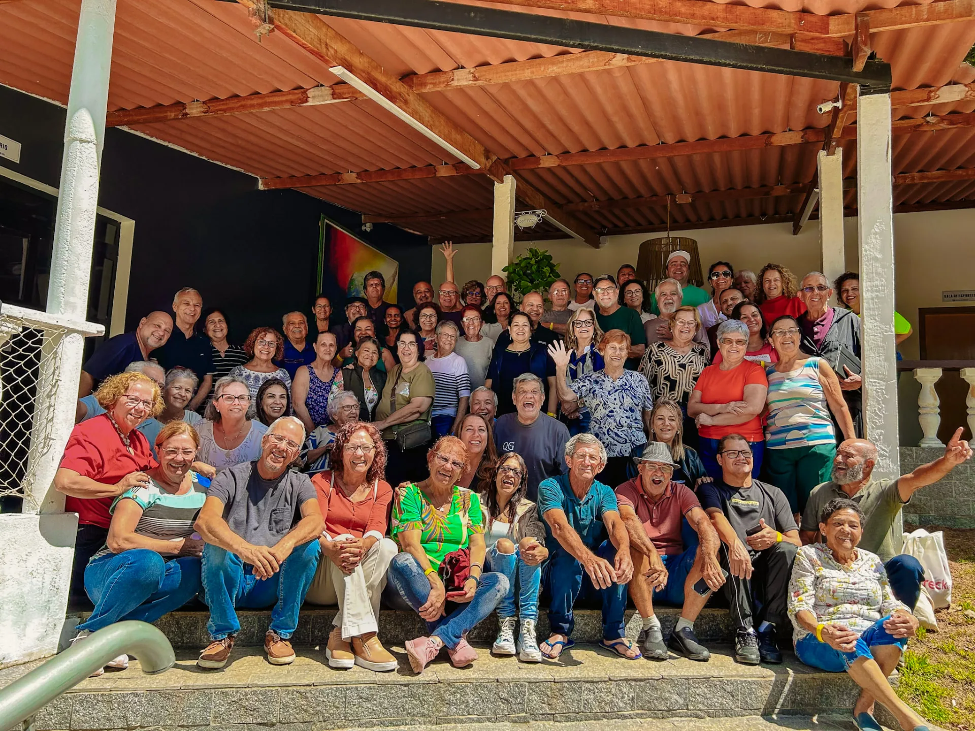 Grande grupo reunido no encerramento do Acampa 50+