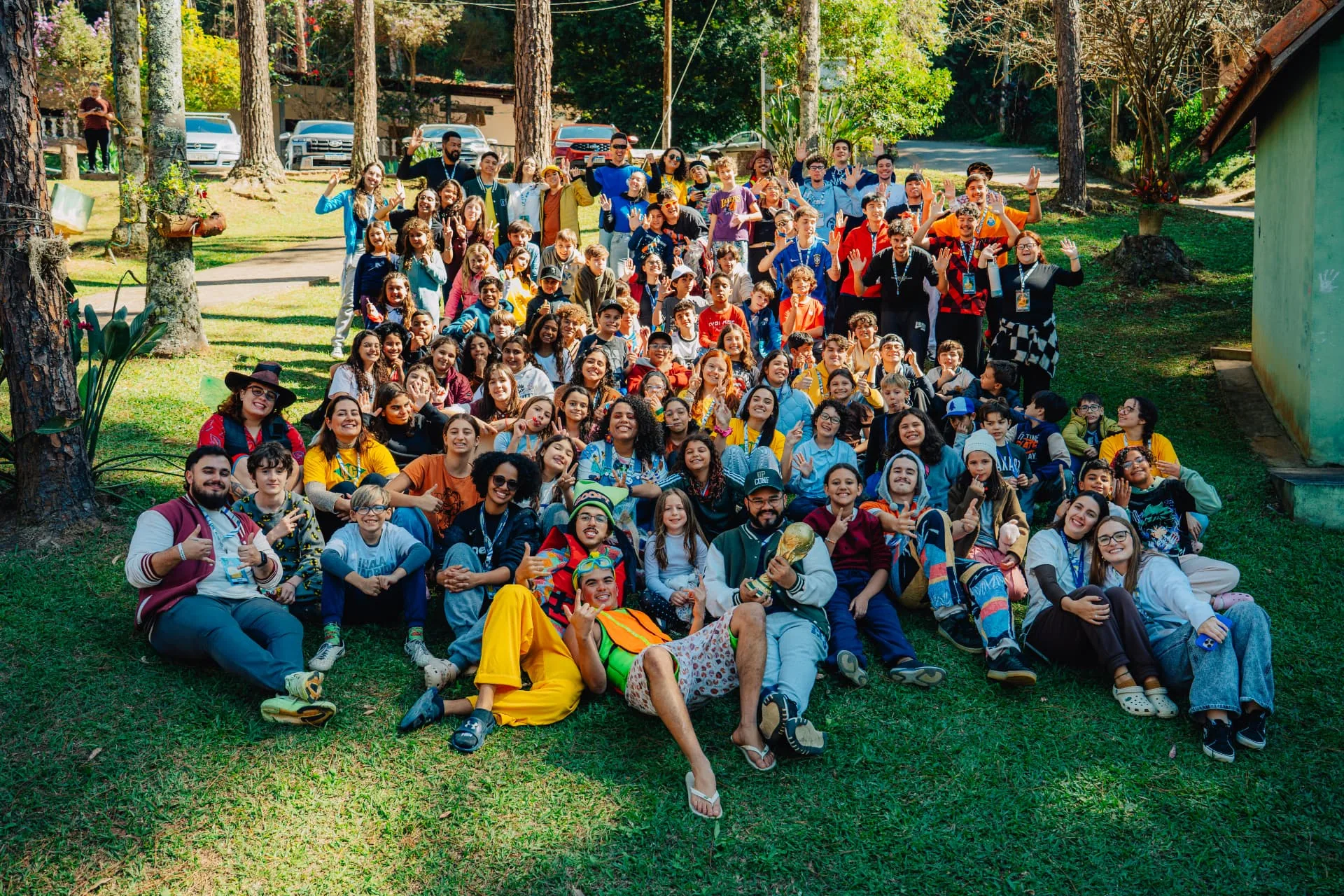 Grande grupo de crianças e equipe reunido ao final da Temporada Kids