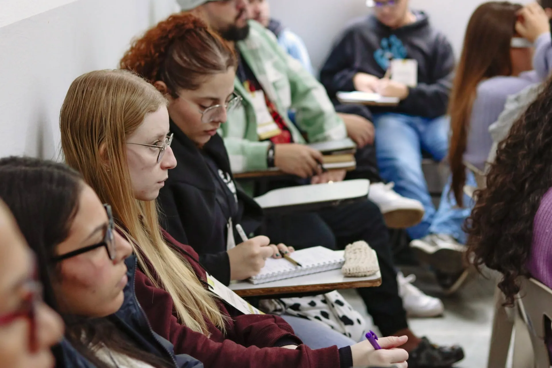 Participantes estudando e fazendo anotações durante o Encontro de Líderes