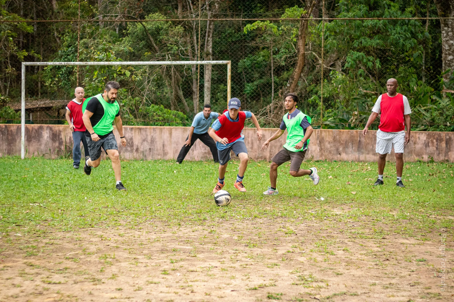 Pastores jogando futebol em um momento de descanso e convivência no PAM