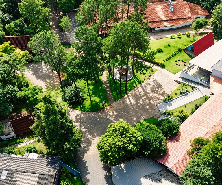Vista aérea da área verde, chalés e estrutura do Acampamento Jovens da Verdade
