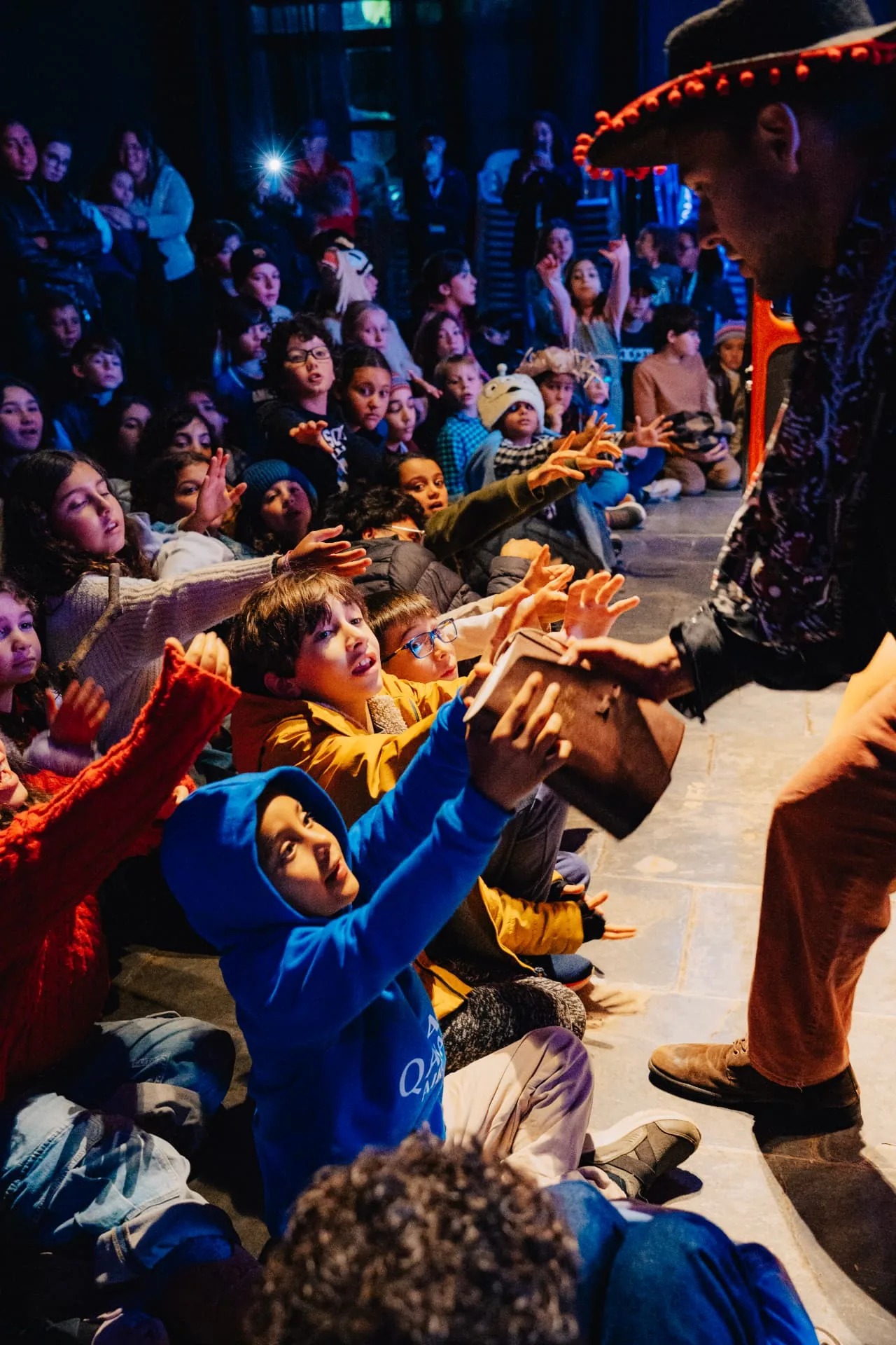 Crianças interagindo com a programação de fé no palco da Temporada Kids