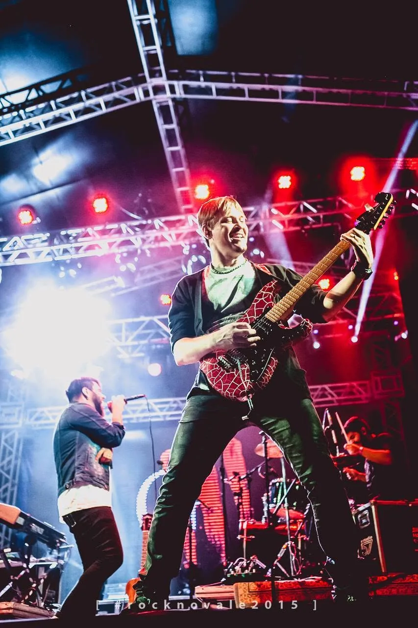 Guitarrista se apresentando no palco do Rock no Vale