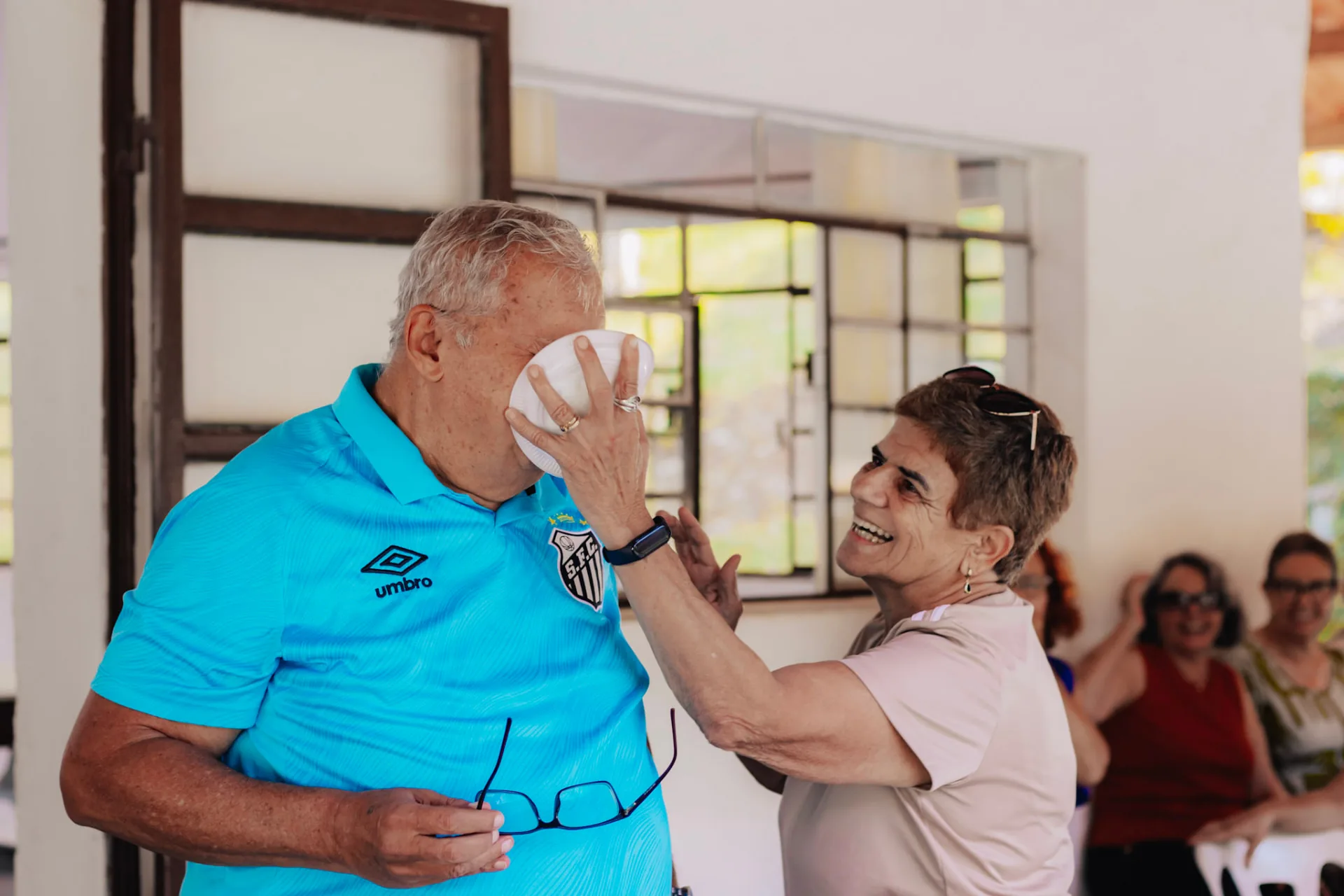 Casal se divertindo durante uma brincadeira no Acampa 50+