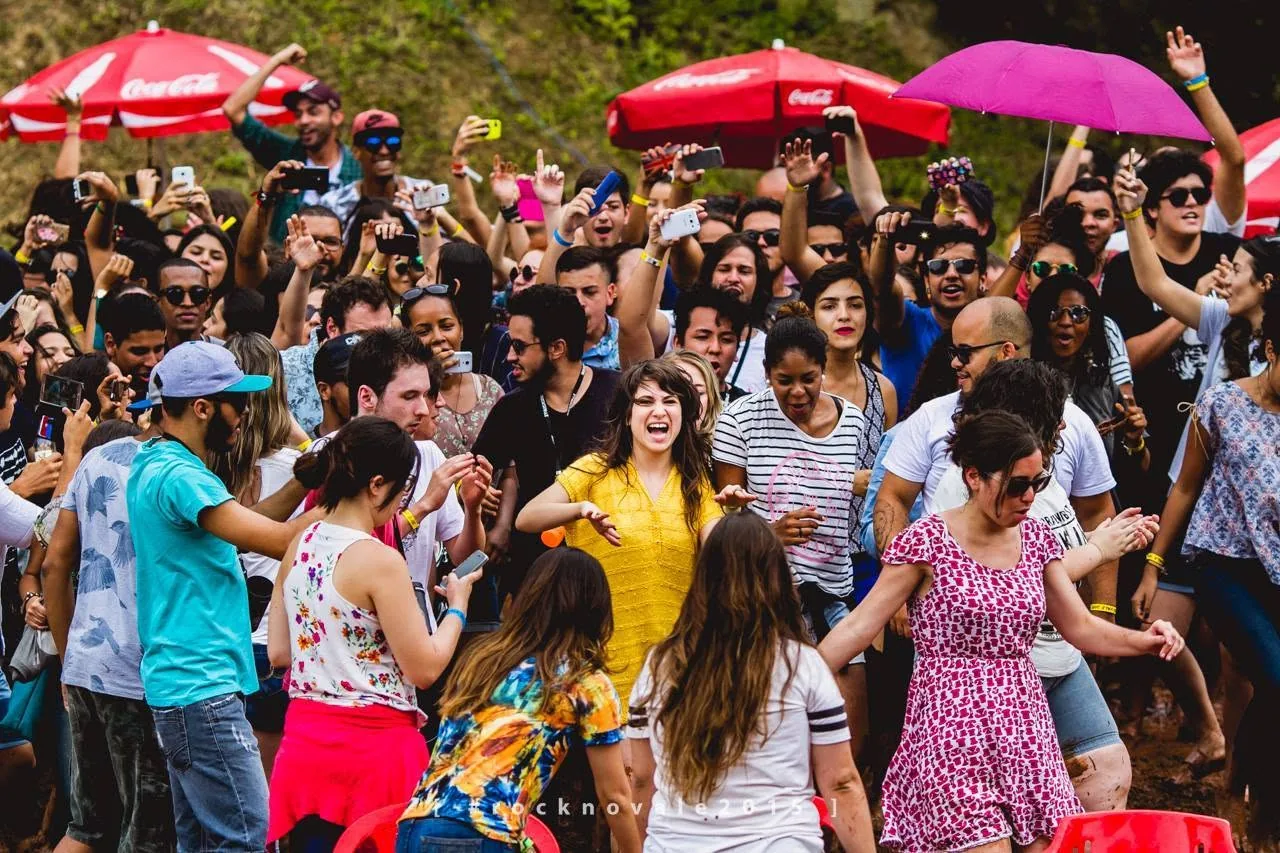 Público dançando e celebrando durante o dia no Rock no Vale