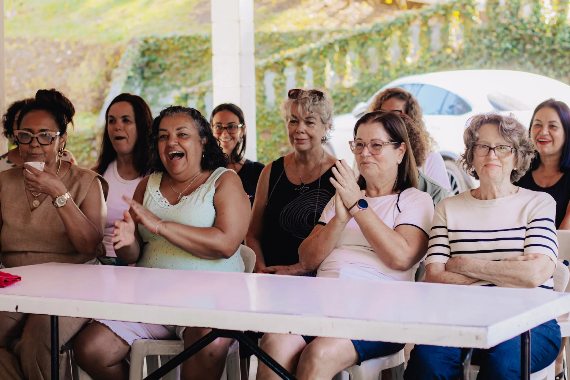 Mulheres sorrindo e celebrando juntas no Acampa 50+