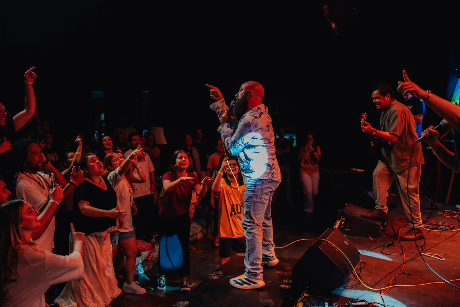 Cantor e músicos no palco diante do público do Nossa Música Brasileira