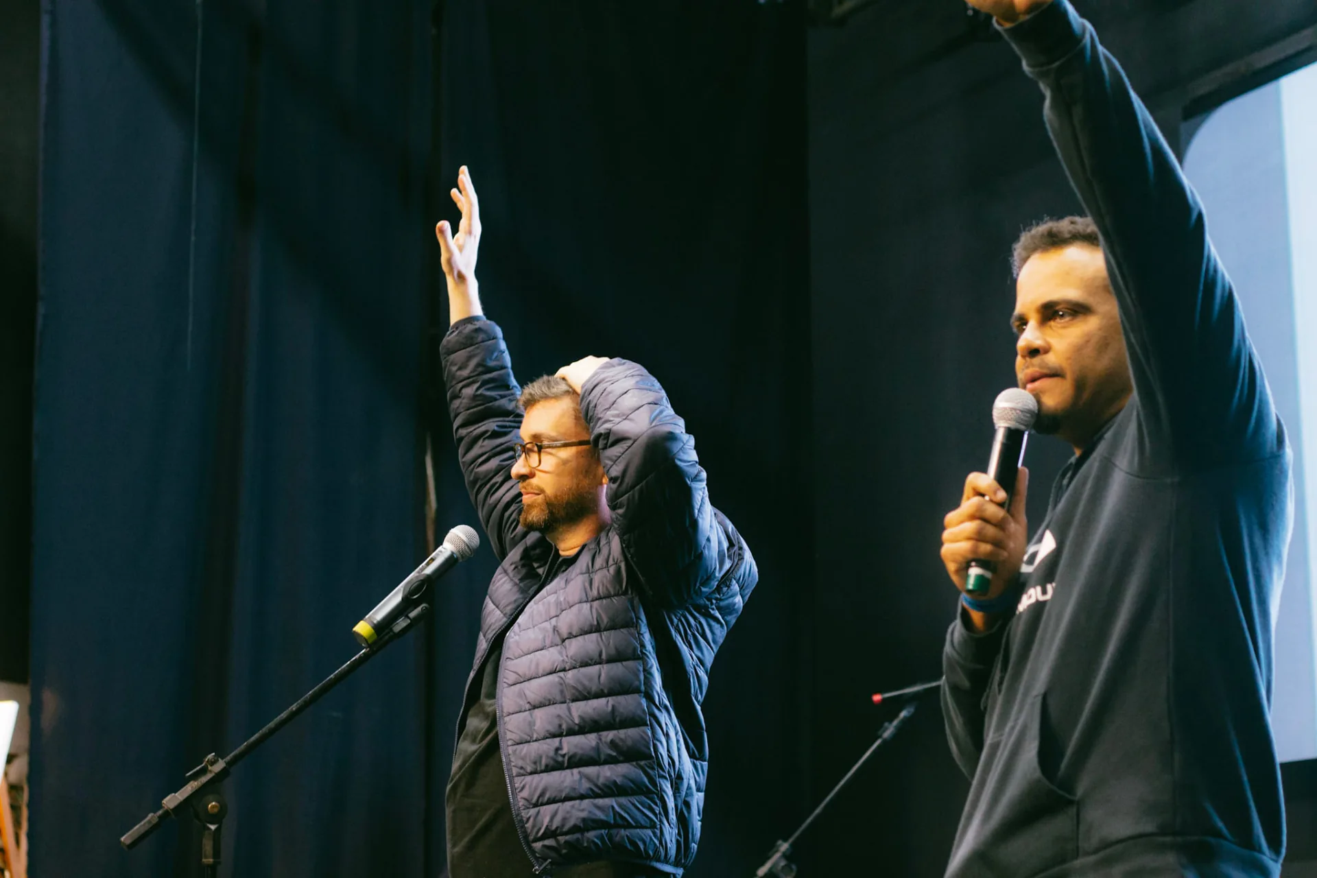 Pastores conduzindo um momento de louvor e reflexão bíblica no Acampa 25+