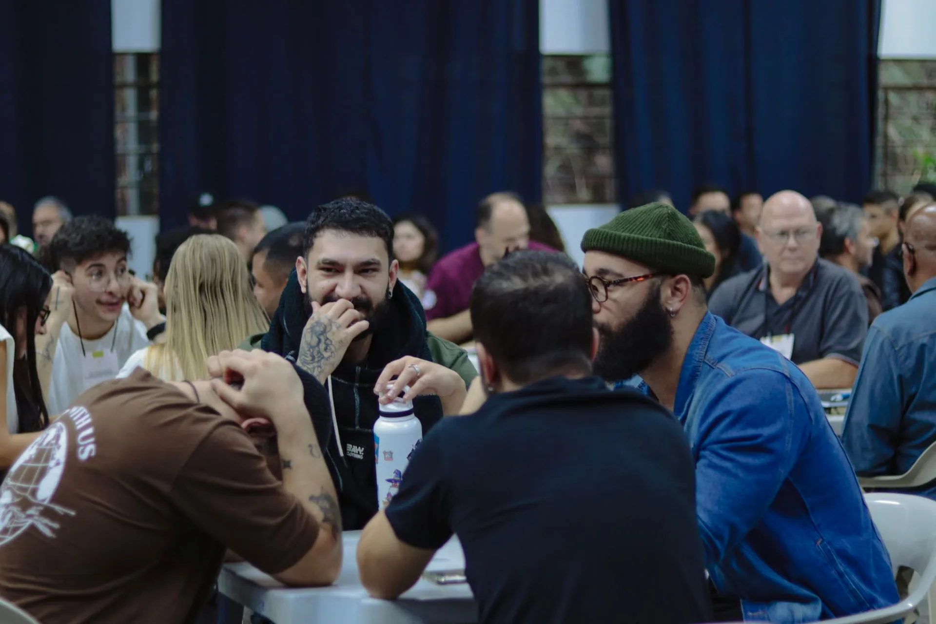 Líderes trocando experiências ao redor de uma mesa