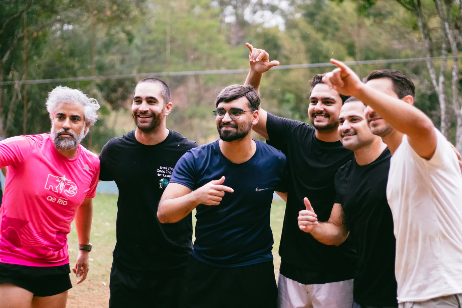 Amigos adultos reunidos no campo durante uma atividade do Acampa 25+