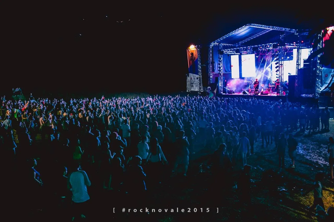 Grande público diante do palco do Rock no Vale durante a noite