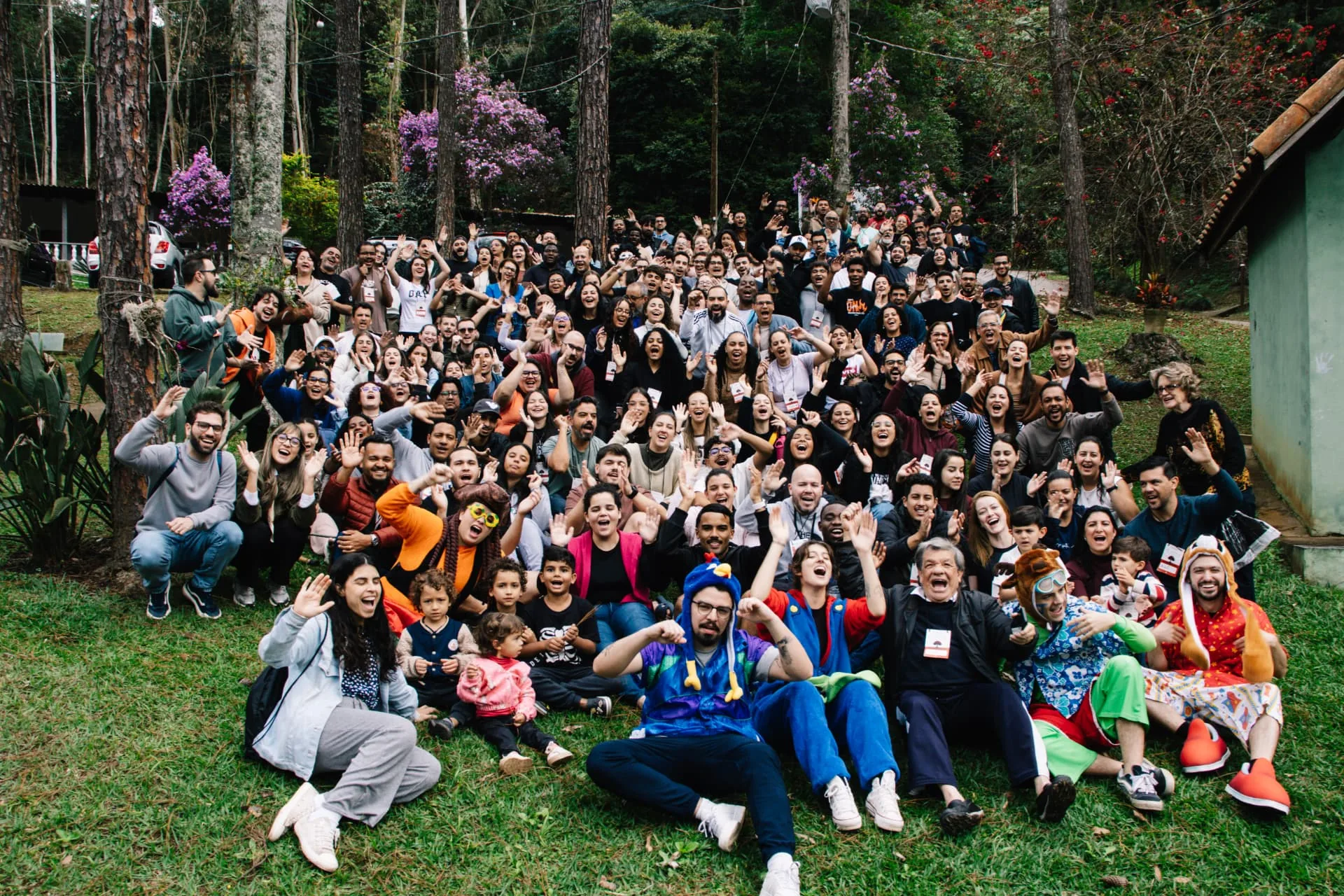 Grande grupo de pastores e líderes reunido no Jovens da Verdade