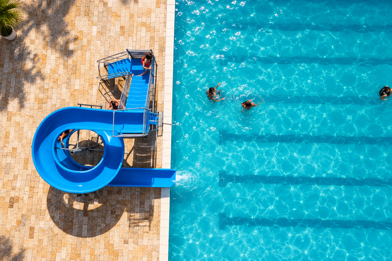 Piscina com toboágua