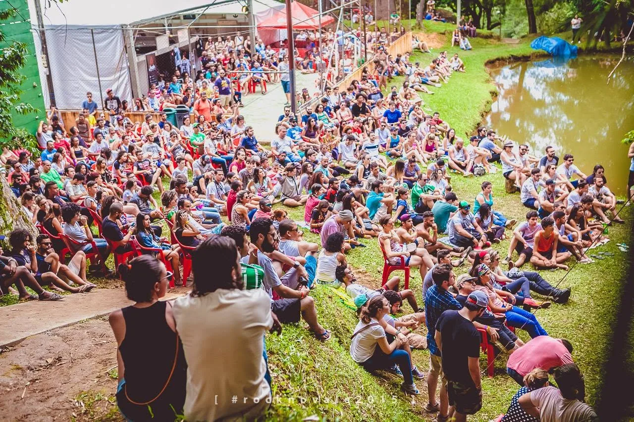 Público reunido ao redor do lago durante o Rock no Vale