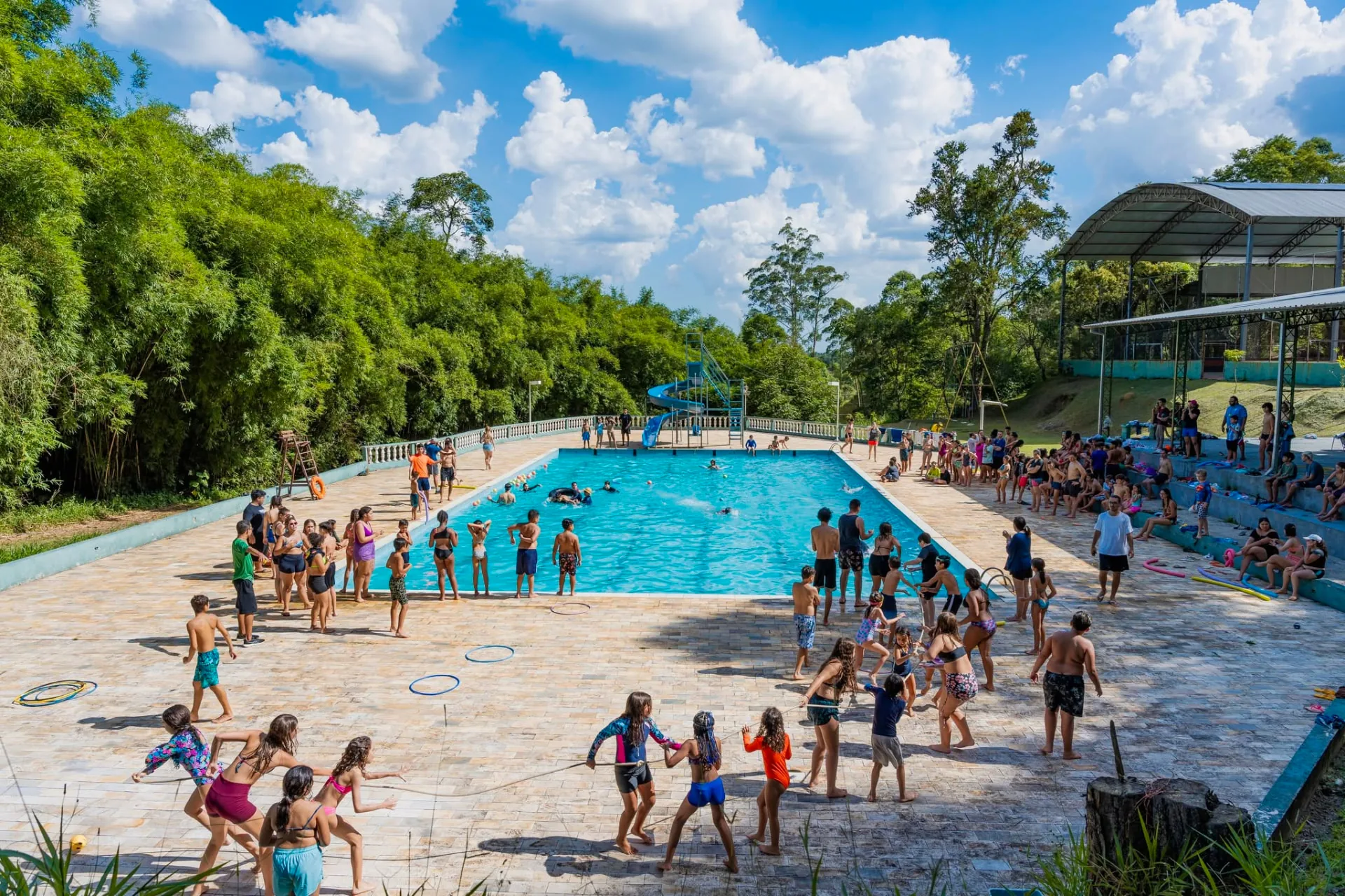 Piscina do Jovens da Verdade cheia de crianças durante a Temporada Kids