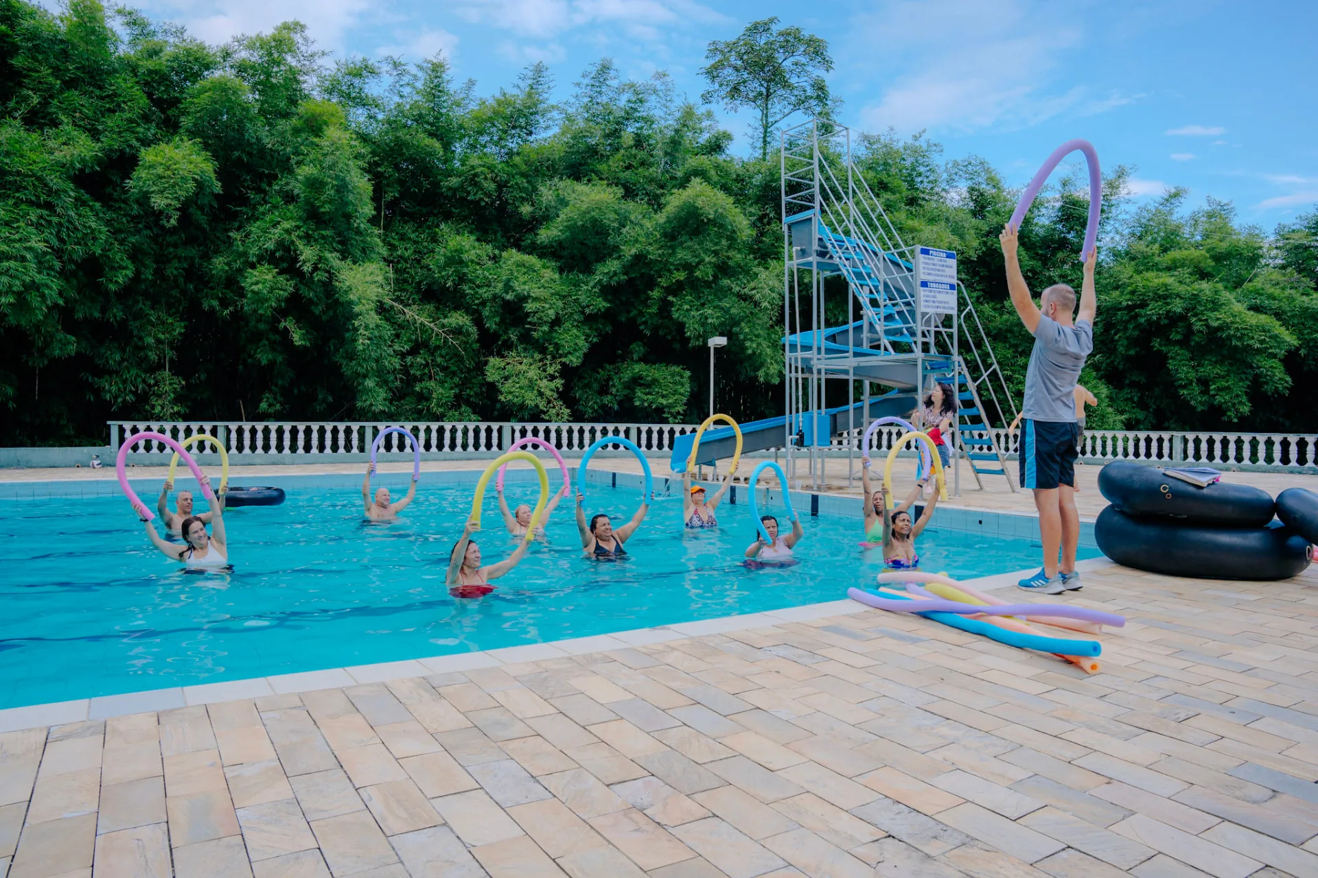 Participantes em uma atividade recreativa na piscina durante o Acampa 50+