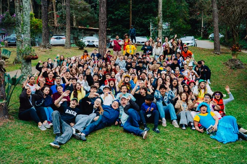 Grande grupo reunido durante uma Temporada Teens do Jovens da Verdade